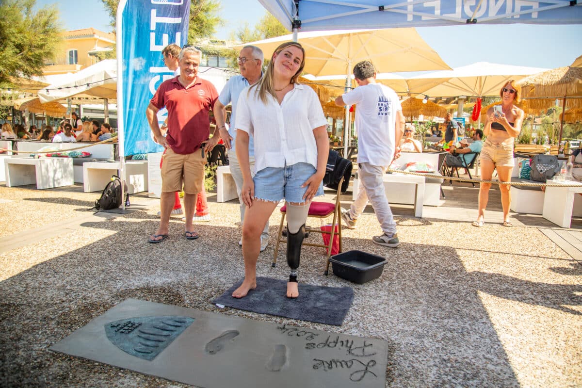 Laurie Phipps pose ses empreintes sur l'Anglet Surf Avenue le 27 août 2024